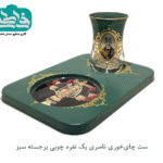 ست چایخوری 1 نفره چوبی برجسته سبز، ترکیب هنری از استکان شیشه‌ای سنتی و سینی چوبی دست‌ساز با رنگ سبز آرامش‌بخش و طرح برجسته.